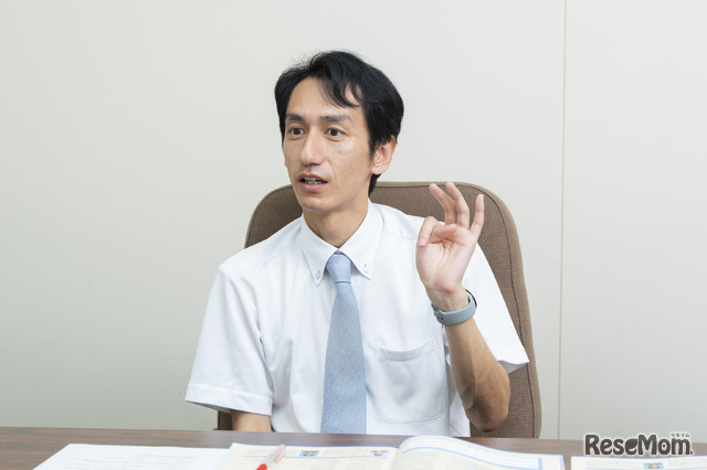 星野学園小学校英語担当教諭の佐藤優先生