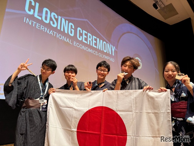 日本代表5名（左から小川さん、冨田さん、早川さん、増島さん、岡本さん）