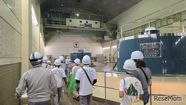 発電機室では大きな発電機が稼働していた