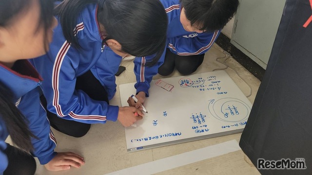 ARスポーツ「HADO」小学校の作戦会議のようす