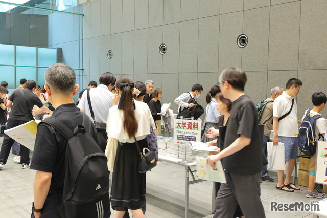 大学パンフレットコーナーにも開場直後から長蛇の列