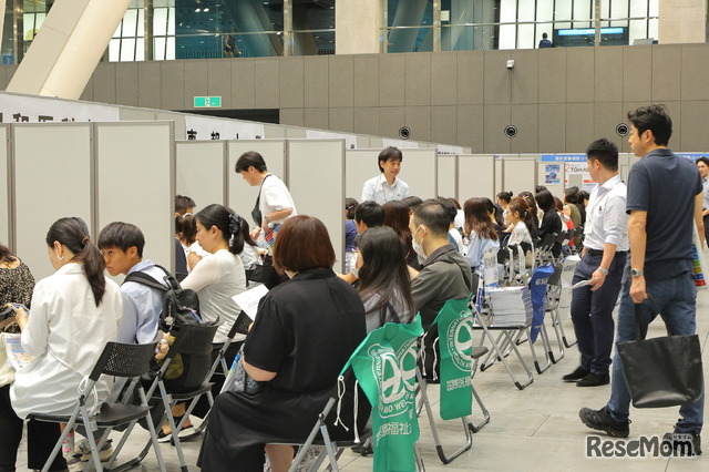 各大学の説明を熱心に聞き入る参加者たち