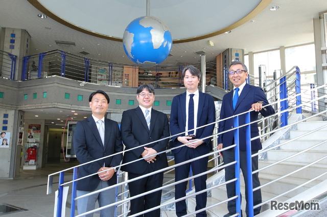 右から、相洋高校 小林悟校長、特進コース主事 大学受験講座運用室長 小髙二郎先生、まなびコーチング 工藤康平氏、安藤健治氏