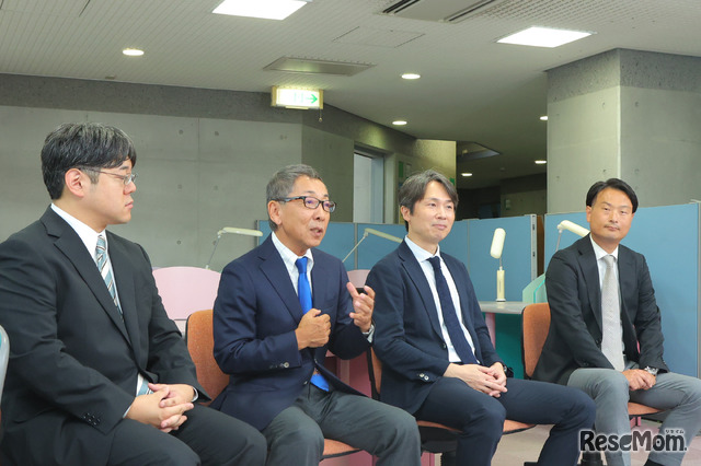 左から、まなびコーチング 工藤康平氏、相洋高校 小林悟校長、特進コース主事 大学受験講座運用室長 小髙二郎先生、まなびコーチング 安藤健治氏