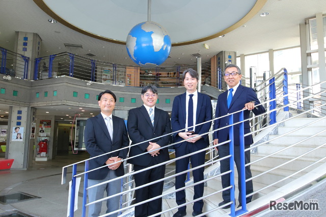 左から、まなびコーチング 工藤康平氏、安藤健治氏、相洋高校 小林悟校長、特進コース主事 大学受験講座運用室長 小髙二郎先生