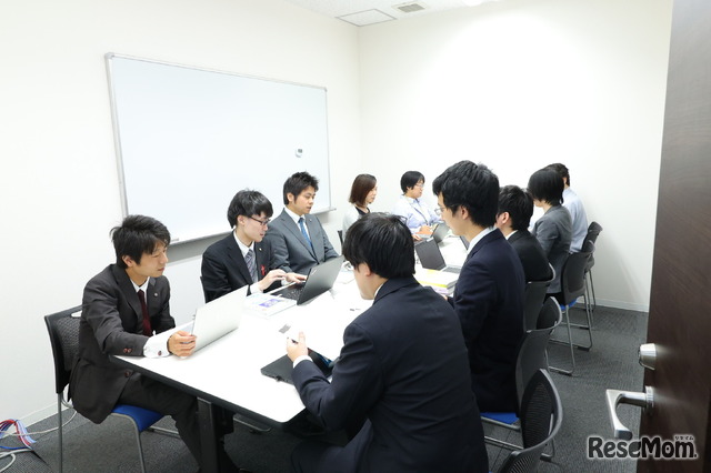 共通テスト問題や大学入試問題、中高一貫校の入試問題、資格試験など、あらゆる問題をリサーチし独自の教材開発に力を注いでいる