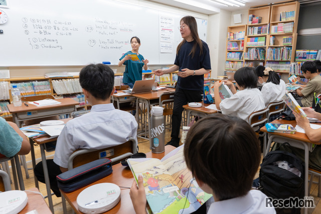 中1の「多読」の授業では、洋書を読みながらリスニング、シャドーイングを繰り返す。わからない単語があってもすぐに教えず、前後のストーリーから自分で答えを導き出す