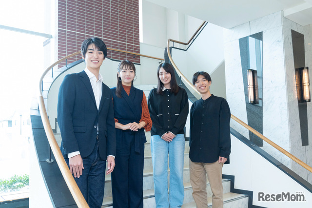 左からソフトバンクでエンジニアとして働く川島俊祐さん、東海テレビアナウンサーの篠田愛純さん、総合商社の丸紅で活躍中の渡辺葵雛さん、大阪ガスに勤める藤井裕真さん