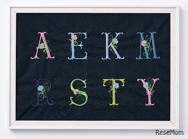 イニシャル花文字刺繍