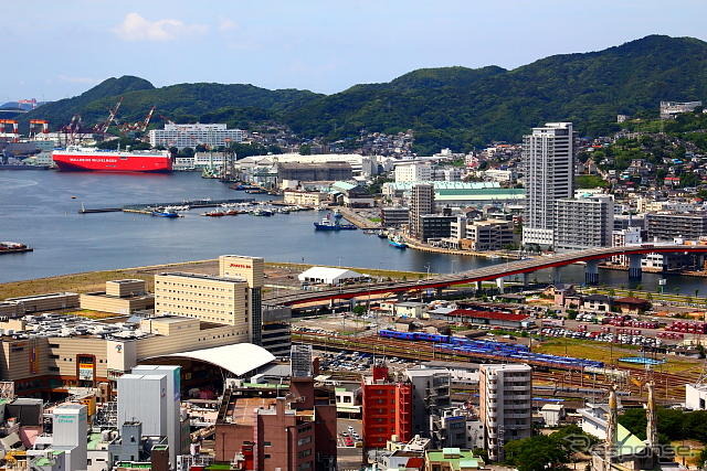 西坂町側からJR九州ホテル長崎を眺める