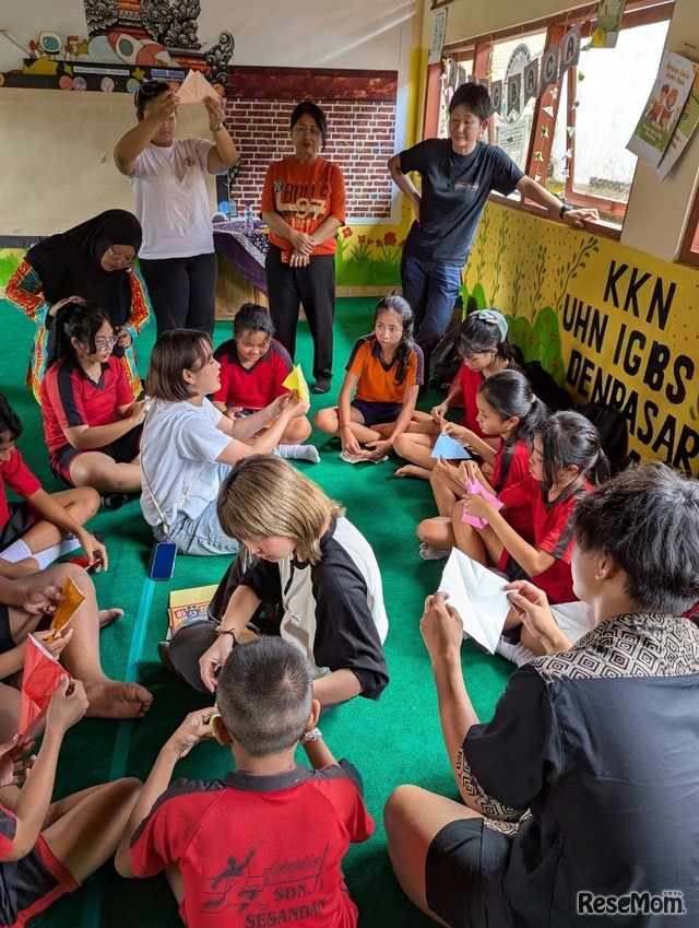 過去開催時、子供たちと折紙で交流