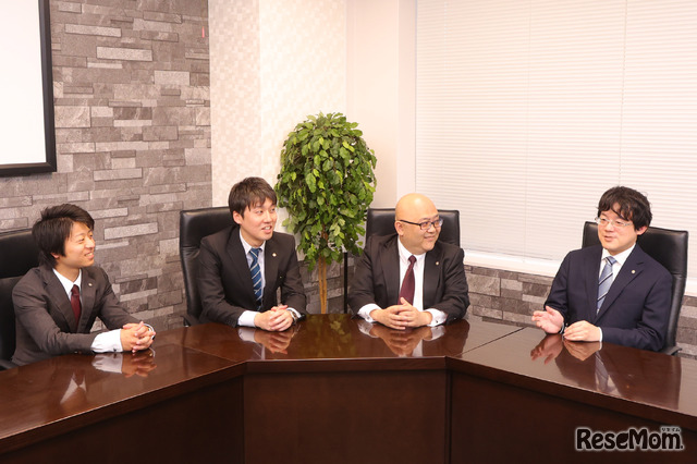 左から、臨海セミナー ESC難関高校受験科 教務部 神奈川文系課 上席係長・青木陽介氏、小中学部 事業部本部 教務部神奈川責任者・山田翔太郎氏、ESC難関高校受験科 事業部長・飯沼徹氏、ESC難関高校受験科 教務部 神奈川文系課 主任・長澤裕文氏