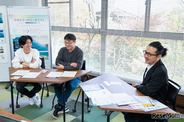 左から、大学院 自然科学研究科 化学専攻 修士課程2年生の加藤さん、理工学部 機能分子化学科4年生の氏家さん、池田茂教授