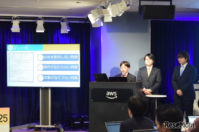 国際情報工科自動車大学校（WiZ）のゲーム開発科3年生チームのプレゼンのようす