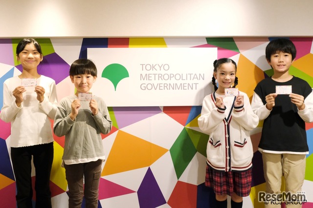 チャレンジカードを手に持つ子供たち