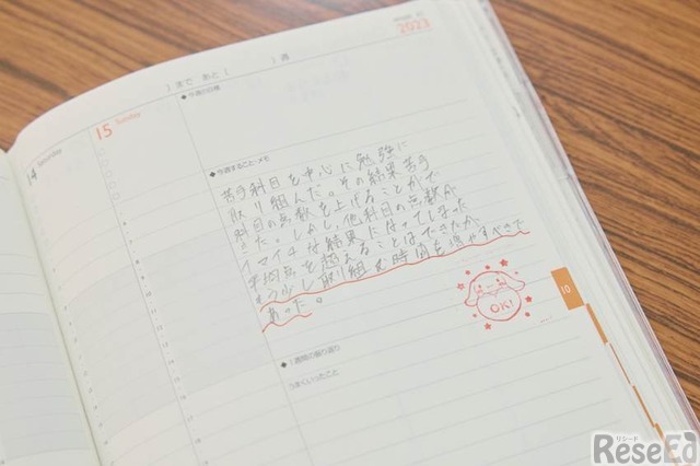 ウィークリーページにはやることメモや振り返りのスペースも。先生によっては、チェック後に確認済みのスタンプを押してくれるそう