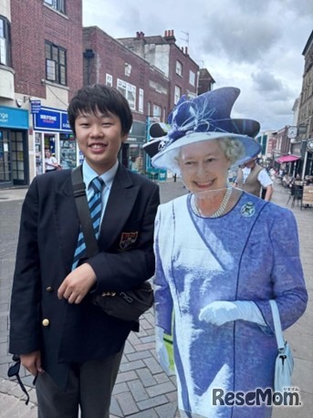立教英国学院でのアウティング（校外学習）で、エリザベス女王のパネルと撮影
