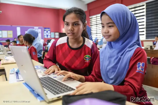 英語の授業でデジタルツールを使って学ぶ子供たち（マレーシア）