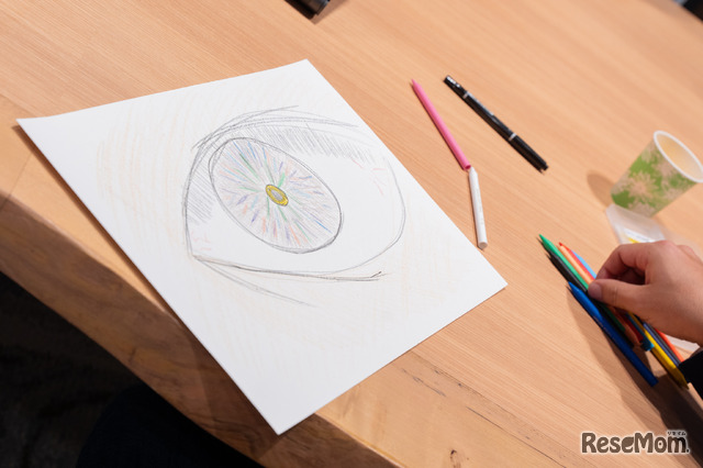 普段なかなかのぞき込むことのない「瞳」。じっくりと見ることで、さまざまな色が見えてくる