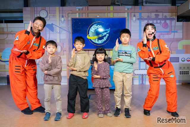 サイエンスショー”Nutty Scientists”の博士・助手と記念撮影（特別に許可を得て撮影しています）