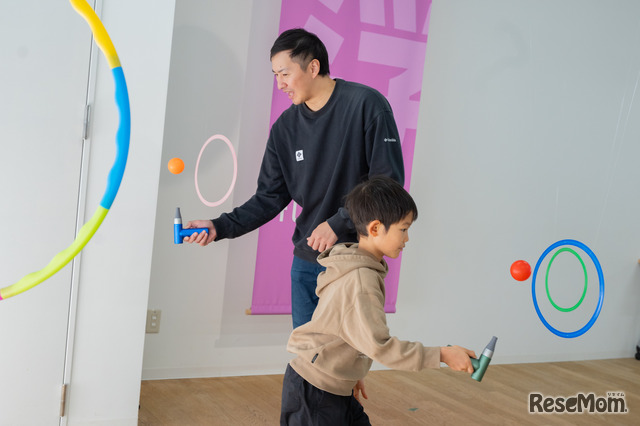 ピンポン玉運びレース。あれ？大人の方が真剣になってない？