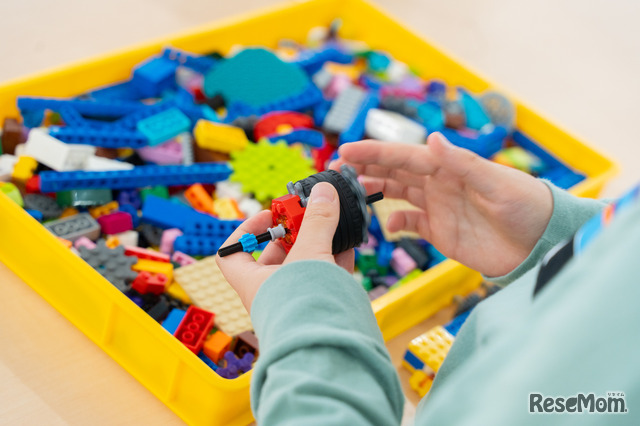 回転し続けられるコマづくり。ひとりで黙々と試行錯誤を重ねるも良し。