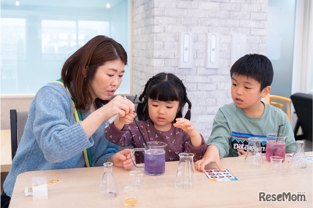 僕は紫！私はピンク！混ぜる量やタイミングによって、違う味・違う色に変化する…？