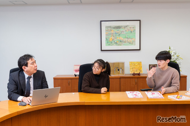 左から山川出版社販売促進部課長の田村裕氏、東京大学2年生の牛島侑さん、伊藤健太さん