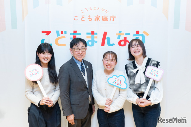 南九州大学 人間発達学部 子ども教育学科 学部長 教授 宮内孝氏と子育て環境支援に取り組む「チームくれよん」の学生たち（右から、清水さん、橋口さん、宮内氏、押川さん）