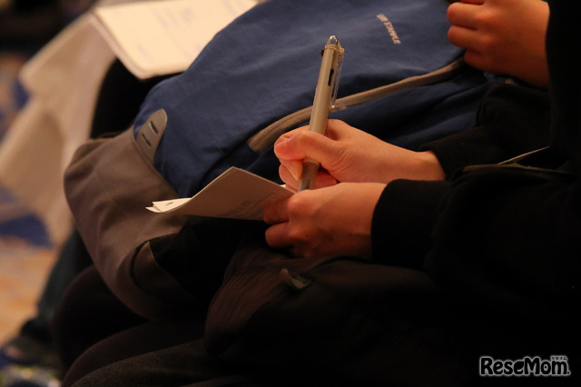 来年の我が子の受験に向け、熱心にメモをとる参加者たち