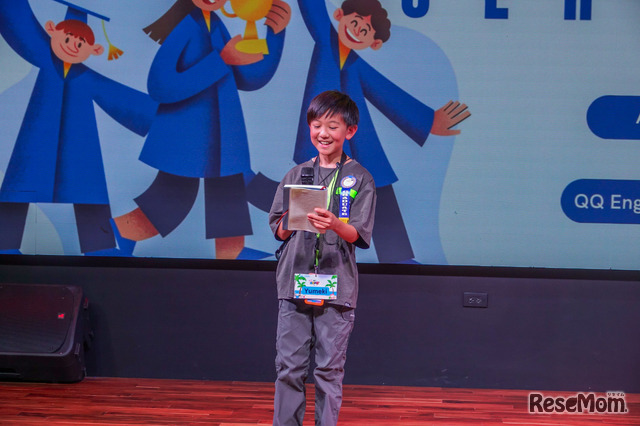 卒業式で英語でのスピーチに挑戦する子供のようす