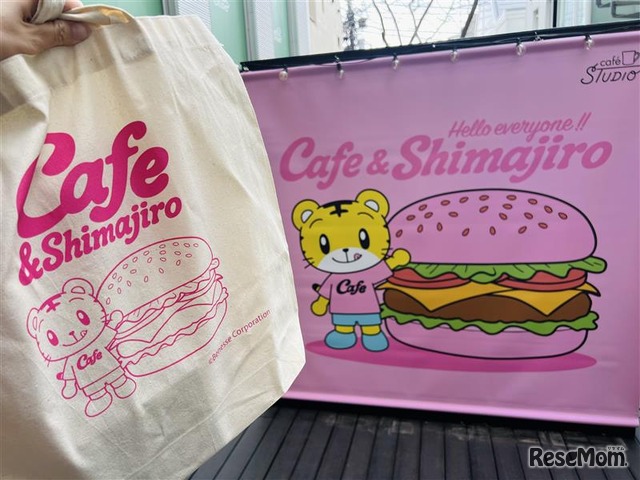 「Cafe＆Shimajiro」入口にて
