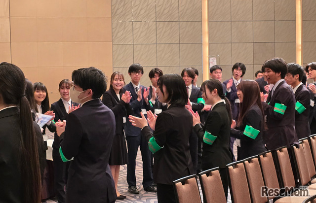 合格者を出迎える東進出身の東大生スタッフ