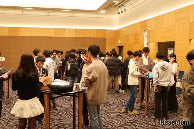 会場各所で歓談の輪が広がり、合格者同士も親交を深めていた