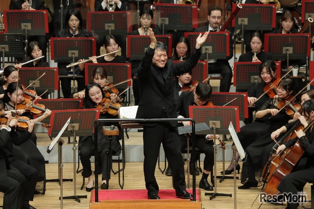 お手持ちの楽器や手拍子、歌でオーケストラと共演（写真は昨年の公演）(c) 飯島隆