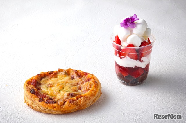 サクサクピッツァパイ（左）、いちごのふわふわパフェ（右）