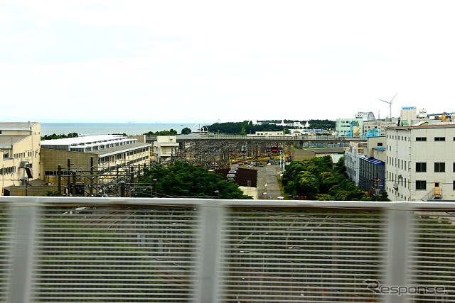 東京湾岸を走る京葉線からの車窓