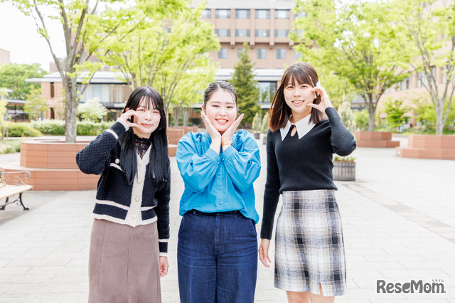 左から、学芸学部音楽学科音楽文化専攻 3年 橋川真愛さん、現代社会学部社会システム学科 4年 高原愛子さん、学芸学部メディア創造学科 4年 三田実風さん