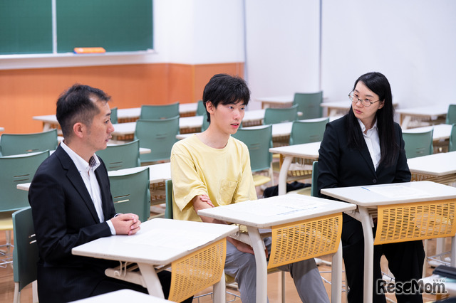 左から、駿台予備学校 京都駅前校責任者 脇田修平氏、京都大学工学部理工化学科 1年生 道端大也さん、京都南校責任者 平沼弓賀氏