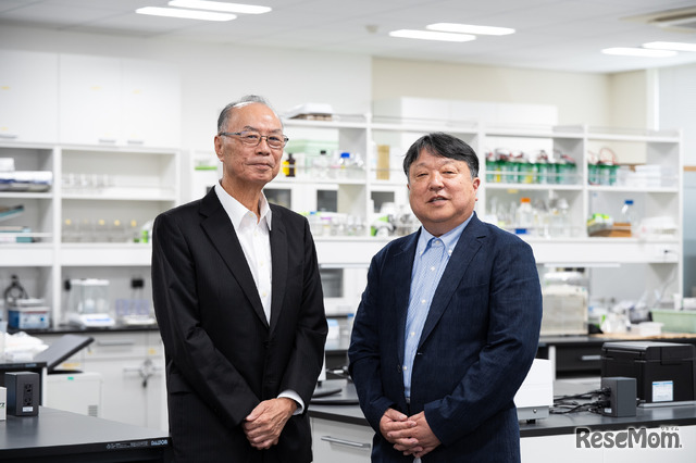 大和大学理工学部特任教授の垣内喜代三教授と理工学部長の上村佳永教授