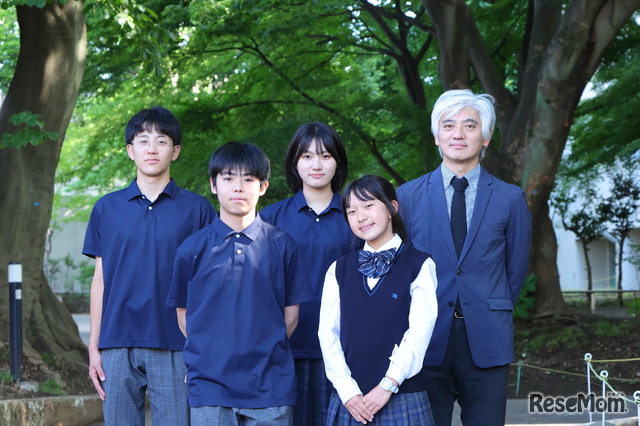 高校1年生学年主任で国語科教諭の伊藤悟史先生と、中学・高校それぞれの1期生たち