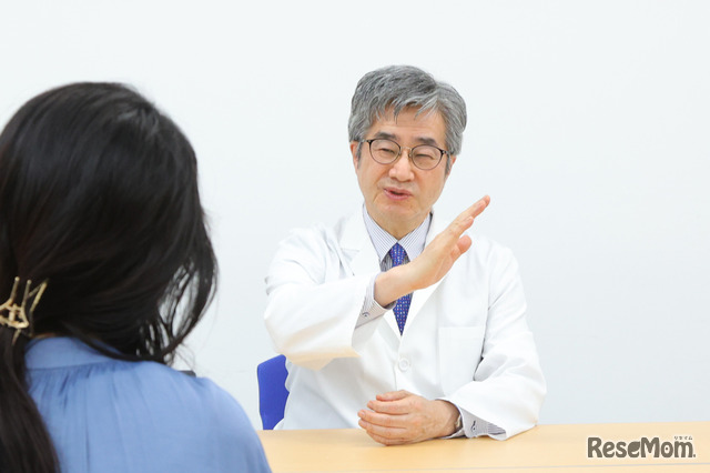 照明で手元に影ができると見えづらくなり、無意識に顔を近づけ、姿勢悪化や近視を招く