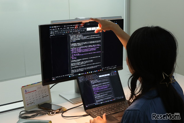 「ScreenBar」は、モニターにかけるだけで設置完了。画面に光が映りこまない設計で手元まで明るい