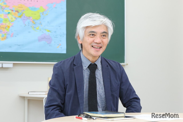 高校1年生学年主任で国語科教諭の伊藤悟史先生