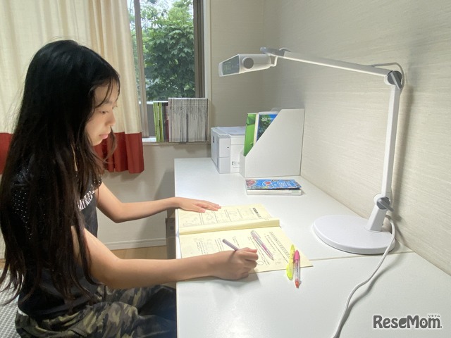 娘の部屋に「MindDuo2」を設置。広範囲を明るく照らし、光の量・色を調節できて便利