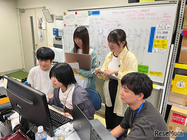 コマンドを作成する松浦研究室の学生たち