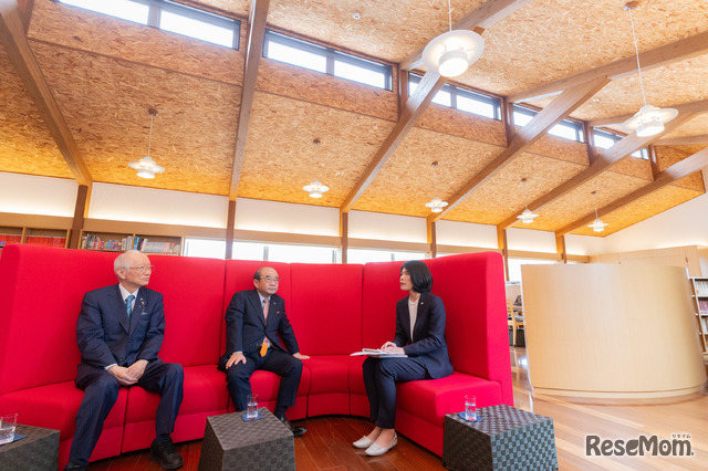 左から東京私立中学高等学校協会・会長の近藤彰郎先生（八雲学園）と、神奈川県私立中学高等学校協会・理事長の工藤誠一先生（聖光学院）、日能研副社長の茂呂真理子氏。鼎談は八雲学園の図書館で行われた