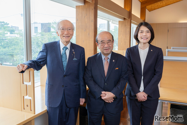 東京私立中学高等学校協会・会長の近藤彰郎先生（中央）と、神奈川県私立中学高等学校協会・理事長の工藤誠一先生（右）、日能研副社長の茂呂真理子氏（左）