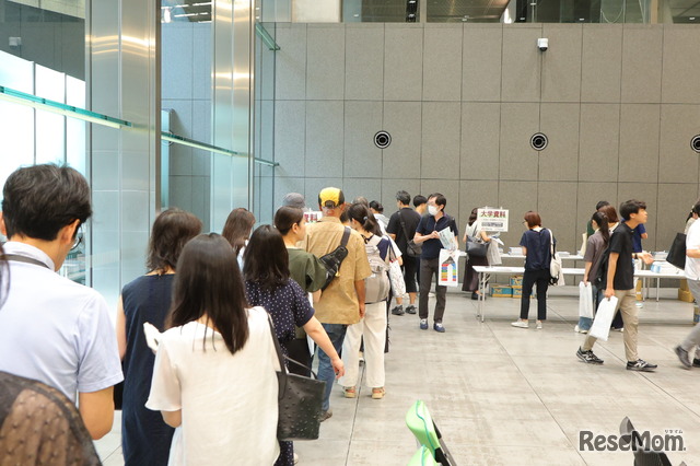 全国25大学が出展、最新の情報を求めて多くの親子が集まった