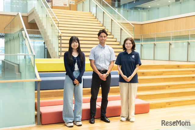 左から、国際基督教大学 教養学部 アーツ・サイエンス学科 1年生のY・Hさん、小林トーマス周平先生（ドルトン東京学園中等部・高等部　保育体育科／入試広報室）、立教大学 法学部 法学科 1年生のM・Yさん